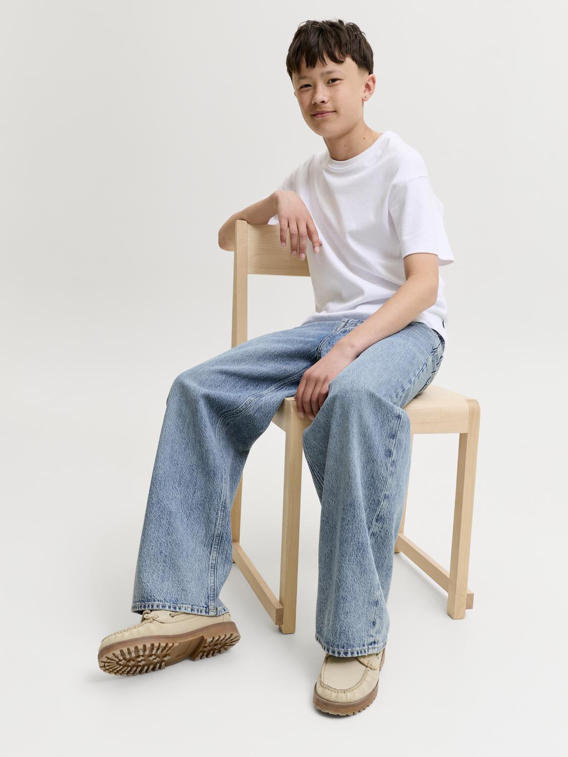 model_shot-creative